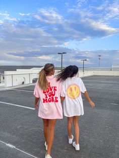 Date Night: Overdressed and Impressed Oversized Fun Slogan T-shirt, T Shirt Poses Women, Graphic Tee Photoshoot, T Shirt Model Poses, Oversized Tshirt Photoshoot, Oversized Tee Outfits, Tshirt Model Poses, Oversized Tshirt Aesthetic, Tshirt Photoshoot