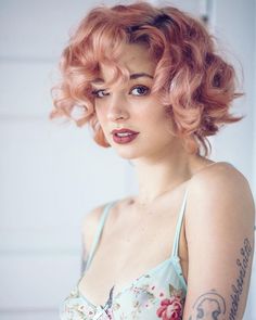 Short+Curly+and+Light Look Rose, Short Curly Hair, Hair Color Trends, Blonde Balayage, Curly Hair Styles Naturally