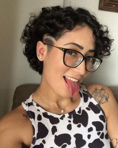 Pixie em crescimento Side Shave, Curly Pixie Cut, Curly Pixie Cuts, Curly Pixie, Curly Girl Hairstyles, Shaved Sides, Summer Hair, Curly Girl, Pixie Hairstyles