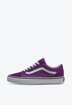 O tênis icônico de cano baixo que deu vida a Sidestripe Original Vans! Desde a sua estreia em 1977, a silhueta de cano baixo se estabeleceu como ícone nas cenas de skate, música e moda. Dos skatistas de rua e punks dos anos 90 aos atuais ídolos do hip hop e da moda, o tênis Old Skool da Vans têm sido escolhido por criativos que agem com personalidade própria. O Tênis Old Skool Purple Magic honra essa tradição com um toque moderno. Com a Color Theory Collection, é possível criar uma história excl Purple Magic, Color Theory, Hip Hop, Color