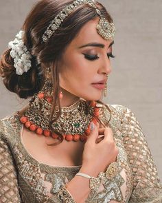 Aesthetic Jewelry Holder, Styles For Bridesmaids, Matha Patti Hairstyles, Halloween Skeleton Makeup, Prewedding Ideas, Pakistani Bridal Makeup, Matha Patti, Bridal Makeup Images, Bridal Bun