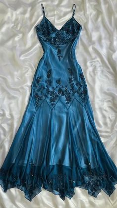 V Neck Prom Dress, Vintage Party Dress, Beading Embroidery, Fashion Formal, Vintage Party Dresses, Gaun Fashion, V Neck Prom Dresses, Prom Dress Inspiration, Pretty Prom Dresses