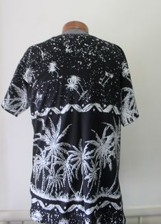 Here we have a great Vintage Laguna Palm Tree Paint Splatter Graphic T-Shirt Size Medium from the 1990s. The shirt is made of 100% cotton and it is a size medium. It measures 22 inches from pit to pit and 30 inches in length. It is in good shape, some cracking on the graphics. This cool shirt would add a retro pop to any outfit! Summer Crew Neck Top With Paint Splatter, Graphic Tee With Paint Splatter And Short Sleeves, Summer Short Sleeve Top With Paint Splatter, Black Paint Splatter T-shirt For Summer, Summer Cotton Tops With Paint Splatter, Summer Cotton Top With Paint Splatter, Summer Short Sleeve T-shirt With Paint Splatter, Vintage Cotton T-shirt With All Over Print, Casual Short Sleeve Paint Splatter Top