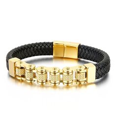 Glem det forventede; omfavne Fidelio. Dette armbånd er en fed blanding af stoisk stål og slankt læder, et statement, der trodser almindeligt techwear. Mærk dens subtile vægt, der giver dig selvtillid med hvert skridt. Lad være med at blive set; blive set for den du er.

Specifikationer :

Metal: Rustfrit stål og læder
Farve : Sort
Finish : Poleret
Længde : 8,4" | 21,5 cm
Bredde: 0,472" | 12mm
Vægt : 52g
For manden, der higer efter det bedste fra begge verdener, BERML'er mænds armbånd i rustfrit stål og læder skaber den perfekte balance mellem 'hård' og 'raffineret'.
Robuste vævede eller glatte læderbånd, maskuline og robuste, passer problemfrit sammen med beslag eller pynt i rustfrit stål. Disse armbånd til mænd er den slags tilbehør, der uden problemer går fra formelle anliggender til afs