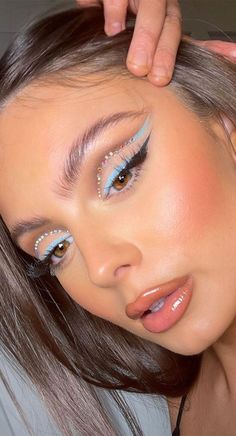 Rhinestone Hooded Eye Makeup, Blue Rhinestone Eye Makeup, Colorful Rhinestone Makeup, Rhinestone Eyeshadow Look, Eye Makeup Inspo Creative, Rhinestone Makeup Ideas, Fun Eyeshadow Looks Brown Eyes, Make Up Con Strass, Makeup Strass Eye