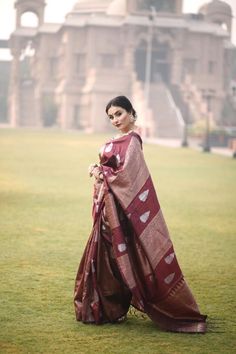 Exclusive Handpicked Lichi Silk Classic Brown Colour Saree Decorated With Traditional Ornamental Motifs & Leafs Amplified With Copper & Silver Zari Weave Makes It An Unparalleled Beauty. THE WINE-LEAFS COMES WITH TASSELS (JALAR) Saree Length 5.5 M Blouse Length 0.8 M Brown Colour Saree, Lichi Silk Saree, Printed Organza, Fancy Print, Organza Silk Saree, Color Party, Classic Brown, Saree Fabric, Work Sarees