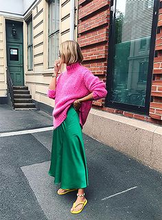 Green Skirt Outfits, Bright Pink Sweater, Rok Outfit, Pink Turtleneck, Green Maxi Skirt, Fashion Trend Forecast, Fun Outfits, Colorful Outfits, Quoi Porter