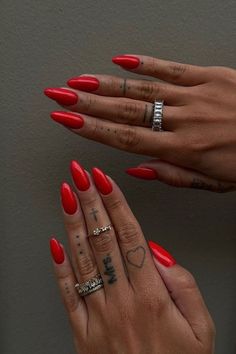 15 Stunning Red Nail Ideas Perfect for Dark Skin - Black Girl Aesthetics Fake Gel Nails, Red Summer Nails, Paznokcie Hello Kitty, Bright Red Nails, Kutek Disney, Red Acrylic Nails, Nagel Tips, Casual Nails, Red Nail Polish