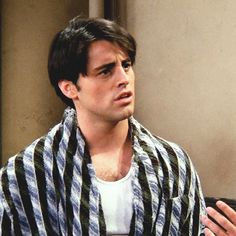 Joey Season 1, Artist Reference Photos, Joey Rachel, Chandler And Joey, Joey And Chandler, Boyfriend Care Package