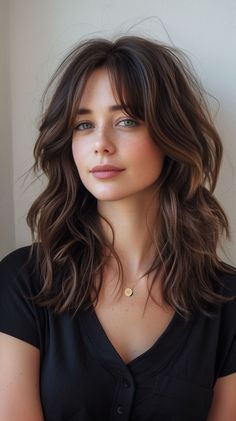 Layered Hair With Bangs, Wavy Haircuts, Haircuts For Wavy Hair, Midlength Haircuts, Chic Hairstyles, Mid Length Hair, Long Layered Hair, Medium Hair Cuts