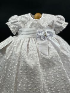 Elegante Ropon de alta costura , hecho a mano , 100 , organza , manteniendo una linea clásicas y elegante  El Faldón largo debajo el vestido es desmontable, se desprende quedado solamente el  vestidito, estilo único ! Fitted Tulle Baptism Dress With Short Sleeves, Elegant Short Sleeve Dresses For Celebration, Elegant Short Sleeve Tulle Baptism Dress, Fitted Embellished Dresses For Ceremony, Elegant Fitted Gown With Pearl Embroidery, Elegant Fitted Dress For Celebration, Embellished Fitted Dress For Ceremony, Ceremony Fitted Embellished Dress, Elegant Fitted Celebration Dress