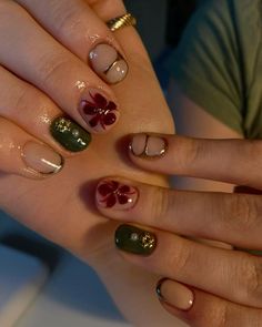 Short Nails Designs 2024, Earthy Nails Designs Short, Short Nail Designs Maximalist, Short Structured Gel Nails, Clear Nails With Design Simple, Natural Nails Manicure Design, Chrome Short Nails Designs, Iris Law Nails, Natural Short Nails Gel