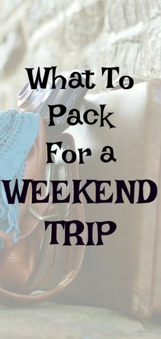 a handbag and purse with the words what to pack for a weekend trip on it