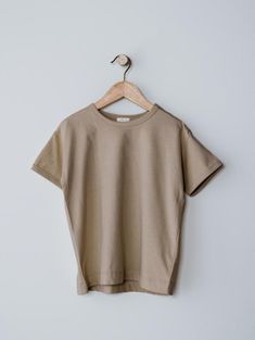 Designed with play, movement, and comfort in mind, our oversized, boxy tee features relaxed sleeves, snaps on one shoulder for easy on and off, and is made with luxuriously soft organic cotton. • Composition: 100% organic cotton • Made with love in Portugal The Simple Folk, Baby Knitwear, Baby Jacket, Boxy Tee, Top Baby Products, New Launch, Linen Trousers, Organic Fabrics, Rain Wear