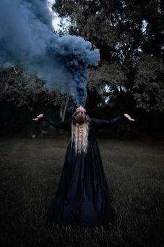 Halloween Witch Photoshoot, Halloween Shot Ideas, Witch Photoshoot, Rauch Fotografie, Witch Photos, Horror Photography, Gothic Photography, Horror Photos, Bouidor Photography