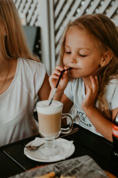 Beer Photography, Family Photoshoot Poses, Family Lunch, Food Photoshoot, Pub Food, Family Days Out, Christmas Couple, Happy Family, Photo Reference