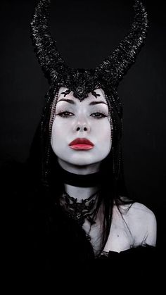 Demon Queen Crown, necklace and claws handmade, unisex, black for halloween, mardi gras, larp, phhoto props Horned Goddess, Goddess Cosplay, Maleficent Horns, Black Horns, Fairy Headpiece, Demon Queen, Crown Handmade, Maleficent Costume, Devil Horns