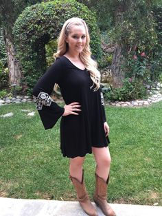 Curvy Cowgirl Outfits, Cowgirl Boots And Dress Outfit, Womens Evening Gowns, Floral Prom Dresses, Mexican Outfit, Cowgirl Boot, Bridesmaid Dress Styles, Business Casual Outfits For Women, Dress Black And White