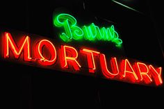 a neon sign that reads buns and mortary