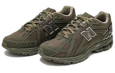 M1906RS Green New Balance, New Balance 1906r, Marathon Running Shoes, Green Sneakers, Shoe Inspo, Walking Sneakers, Retro Shoes, New Balance Sneakers, Round Toe Heels