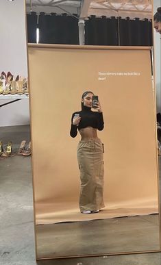 Skirt And Sneakers Outfit Concert, Spring 2023 Street Style, Fall Outfits Women Black Woman, A Line Long Skirt, Cargo Skirt Outfit, Streetwear Outfit Ideas, Turtleneck Outfit, Y2k Skirt, Long Skirt Outfits