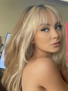 Dark Blonde Peekaboo, Blonde Highlights With Money Piece Bangs, Fringe Money Piece, Blonde Bangs Money Piece, Wispy Bangs Money Piece, Light Brown Hair With Blonde Bangs, Blonde Wispy Fringe, Light Brown And Blonde Split Dye, Money Piece Bangs Hair