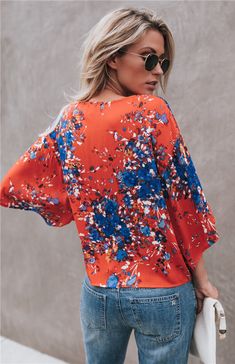 $44.90 - Fashion red floral top shirt blouse With sleeves, knot and v-neck for cute ladies, pretty styled teens and chic women. Loose fit. Perfect for fashion casual every day wear and night out. Women Chiffon Blouse, Floral Chiffon Blouse, Chiffon Blouses, Feminine Women, Half Sleeve Tops, Boho Top, Styles Inspiration, Floral Chiffon, Chiffon Blouse