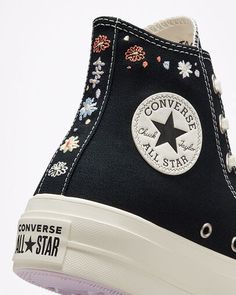 Embroidered Shoes Converse, Converse Embroidery, Floral Converse, Converse Design, Embroidered Converse, Plateau Sneaker, Chuck Taylor All Star Lift