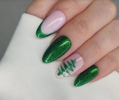 #nail #nailidea #fakenail #naildesign #nailart #frenchtipnaildesigns #nailglitter #acrylicnaildesigns #2024nailtrends #patternnail #christmasnailart Christmas Tree Acrylic Nails, Christmas Nails Green And Silver, Green Christmas Tree Nails, Christmas Nails Coffin Shape, Green Glitter Christmas Nails, Emerald Green Christmas Nails, Christmas Green Nails, Green Glitter Nails, Glitter Christmas Tree