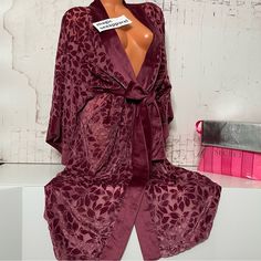 New With Tags Victoria’s Secret Very Sexy Robe Kimono Lingerie Appliqu Velvet Size Medium/Large Price Firm Kimono Lingerie, Kimono Floral, Outfit Inspired, Silk Robe, Sleepwear Robe, Vintage Silk, Women's Intimates, Victoria’s Secret, Oasis