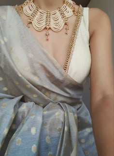 Saree Styles Indian, Saree With White Blouse, Saree Blouses Designs, Bengali Clothes, Peral Necklace, Pastel Saree, Fashionable Saree, Blouses Designs, Grey Saree