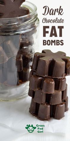 These low carb, ketogenic and Paleo friendly fat bombs with dark chocolate are just the thing when you want a healthy treat after dinner or something to tide you over until the next meal. Dark chocola Paleo Snack, Postre Keto, Low Carb Meal, Low Carb Diets, Low Carb Dessert