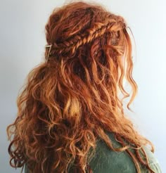 Messy Braided Half Updo for Curly Hair Messy Red Hair, Updo For Curly Hair, Faerie Hair, Animal Witch, Braided Half Updo, Wedding Autumn, Naturally Curly Hair, Half Updo