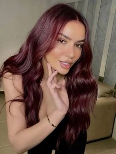 15 ideas de tintes para el cabello perfectos para piel morena 16 Wine Cherry Hair, Outfits For Burgundy Hair, Cherry Red Hair Outfits, Latina Glasses, Dark Maroon Hair, Maroon Hair Color, Red Wine Hair, Wine Red Hair Color, Pelo Color Borgoña