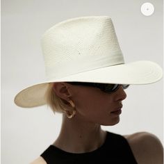 Nwt Janessa Leon Packable Hamilton Hat In Medium Bleach Color. White Panama Hat With Curved Brim, Classic White Fedora For Spring, Classic White Curved Brim Sun Hat, Classic White Wide Brim Hat, White Toquilla Straw Hat With Flat Brim, Classic White Fedora Sun Hat, White Straw Hat With Curved Brim, Classic White Panama Hat For Travel, Modern Everyday Summer Hat