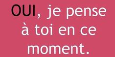 a pink background with the words oui, je pense a toi en ce moment