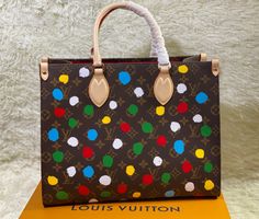 Polka dot presbyopic silk screen printing mommy bag series Onthego medium handbags are decorated with classic Monogram canvas and Monogram Reverse canvas on both sides, presenting different styles at will. The Toron's dual handles and shoulder strap allow for a variety of carrying options. 

 	Detailed features 35 x 27 x 14 cm Louis Vuitton Yayoi Kusama, Louis Vuitton Onthego, Reverse Canvas, Louis Vuitton Capucines, Real Leather Bags, Lv Purse, Classic Monogram, Mommy Bag, Medium Handbags