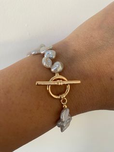 Keshi Pearl Bracelet, Bracelet Rainbow, Bracelet For Her, Trending Necklaces, Bangle Ring, Keshi Pearls, Grey Colour, Trendy Style, Pearl Grey