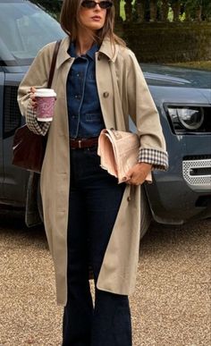 Long Tan Trench Coat Outfit, Martha Stewart Style Fashion, Waterproof Jacket Outfit, Trendy Outfit Inspo, Trench Coat Outfit, Casual Outfit Inspiration, Coat Outfit, Fall Inspo, Simply Chic