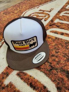 Gorra snapback estilo marrón/blanco/marrón de 5 paneles con el exclusivo parche “Pancho”. Brown Logo Patch Snapback Hat For Streetwear, Brown Snapback Hat With Logo Patch For Streetwear, White Snapback Trucker Hat With Leather Patch, White Snapback Hat With Leather Patch, Retro White Hat With Logo Patch, White Retro Hat With Logo Patch, Brown Hat With Logo Patch For Streetwear, Brown Streetwear Hats With Logo Patch, Brown Trucker Hat With Logo Patch For Streetwear