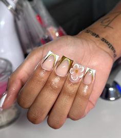 Nail Inspo Gold And White, Short Gold Nails Ideas, Alternative French Tip Nails, Extra Short Acrylic Nails, Short Vacation Nails, Short Exotic Nails, Mom Nails, Overlay Nails, Simple Gel Nails