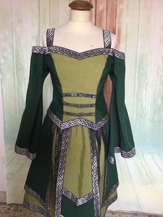 Celtic Dress for Fantasy Larp - Etsy Amtgard Garb, Woodland Crown, Celtic Fashion, Celtic Dress, Fair Outfit, Fantasy Outfits, Fair Outfits, Womens Costumes, Dawn Dolls