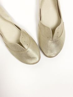 "These gold oxfords are so beautiful and super comfortable! Whether you will have them as bridal shoes for your wedding day or as everyday favourite flats, these unique shoes will make you feel so special! ► Handmade to order oxfords, I will be delighted to personally handcraft a pair especially for you! ► Upper in buttery gold Italian leather ► See them in red: https://www.etsy.com/listing/120360260/oxfords-shoes-women-leather-oxfords ► See them in Blue: https://www.etsy.com/listing/239763924/w Oxfords Shoes, Leather Flat Shoes, Unique Shoes, Women Oxford Shoes, Flats Shoes, Women Leather, Tie Shoes, Gold Leather, Leather Flats