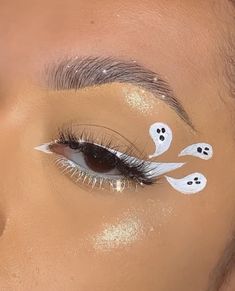 Eyeliner Styles Easy, Easy Halloween Eyeliner, Halloween Eyeliner Looks, Mysterious Makeup, Halloween Eyeliner, Eyeliner Art, Halloween Makeup Inspo