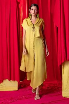 Shop for Enech Yellow Muslin Modal Asymmetric Tunic And Palazzo Set for Women Online at Aza Fashions Linen Dresses Summer Chic, One Piece Dress Design, Linen Dresses Summer, Asymmetric Tunic, Tunic Designs, Women Kurta, Palazzo Set, Trendy Dress Outfits, Yellow Short