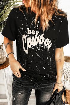 Bjux - Camiseta Hey Cowboy Vintage Splashed - Diseño clásico con un toque retro Black Cotton T-shirt With Paint Splatter, Trendy Distressed T-shirt With Crew Neck, Trendy Distressed Crew Neck T-shirt, Casual Paint Splatter T-shirt For Streetwear, Casual T-shirt With Paint Splatter For Streetwear, Short Sleeve Graphic Tee With Paint Splatter, Casual Short Sleeve Tops With Paint Splatter, Casual Short Sleeve Paint Splatter Top, Graphic Tee With Paint Splatter And Crew Neck