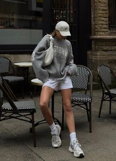 Sporty And Rich Aesthetic, Crewneck Outfits, Nb 530, Postpartum Fashion, Cap Outfit, Fashion Fails, Sporty Looks, Streetwear Aesthetic, Airport Fashion