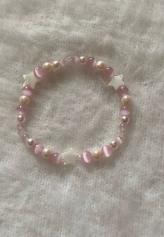 Cute Bracelet Ideas Aesthetic, Bracket Bead Ideas, Cute Bead Bracelets Aesthetic, Pink Handmade Bracelet, Designs For Bracelets, Cute Beaded Bracelets Words, Simple Bracelet Ideas Beads, Braclet Aesthetic Bead