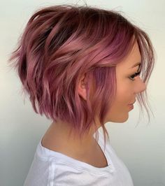 Coupe courte femme 2020 : les plus jolis modèles ! Short Choppy Pink Hair, Pink Hair Styles For Short Hair, Spring Hair Color Ideas For Blondes Short Hair, Pink Hair Color Ideas For Short Hair, Bixie Colour Hair Colors, Short Pastel Pink Hair, Hair Color Inspiration For Short Hair, Grey And Pink Hair, Pink Hair Bob