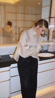 Spring Rehearsal Dinner Outfit Bride, Elegant Summer Outfits Women 30s, Styled Button Ups, Zara Organza Top Outfit, Cool Classic Style Outfit, Fall Bride Rehearsal Dinner Outfit, Elegant Street Style Summer, White Organza Top Outfit, Black And White Night Outfit